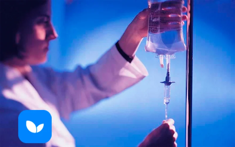 Врач ставит капельницу